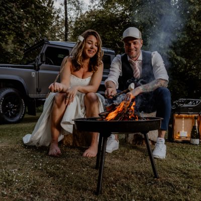 Rebelse trouwfoto's met stoere auto