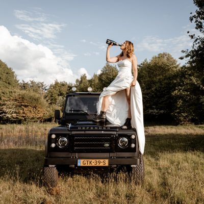 Rebelse trouwfoto's met stoere auto