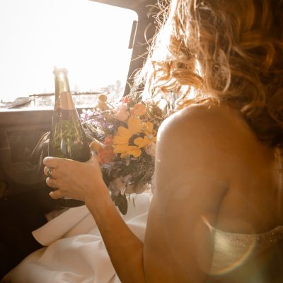 Rebelse trouwfoto's met stoere auto